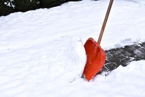 Bild vergrößern: Das Bild zeigt eine Schneefläche und eine Schneeschieber-Schaufel