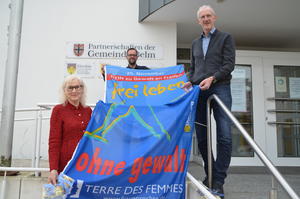 Bild vergr&ouml;&szlig;ern: Anti-Gewalt-Flagge