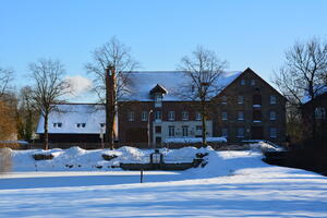Bild vergrößern: Belmer Mühle im Schnee