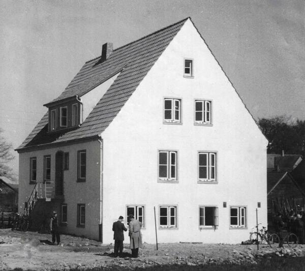 Bild vergrößern: Das Gemeindewohnhaus am 21. April 1953
