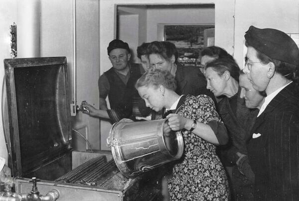 Bild vergrößern: Einweihung der Gemeinschafts-Waschanlage am 21. April 1953