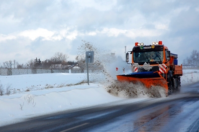Das Foto zeigt ein Schneeräumfahrzeug