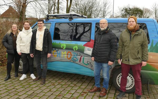 Das Sprachmobil des Vereins »Eleganz Bildungsplattform« macht künftig Station in Belm. 
5 Personen vor einem bunten VW Bulli