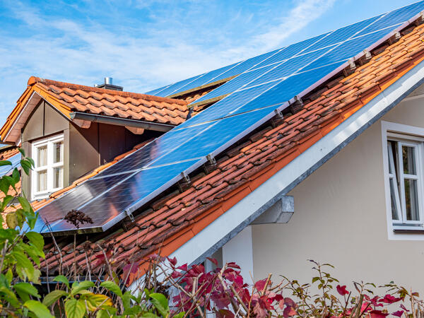 Eigenheim Dach mit Solar Energie