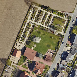 Senkrecht Luftbild Darstellung Friedhof in Icker
