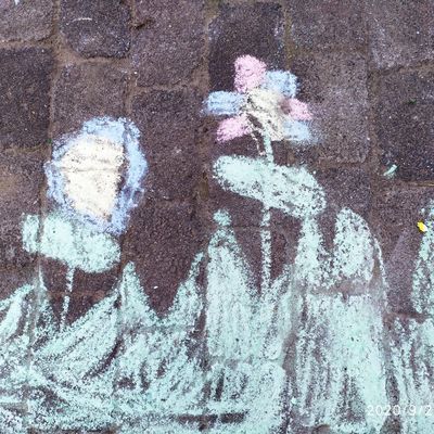 Bild vergr&ouml;&szlig;ern: Bilder Malkreideaktion Weltkindertag