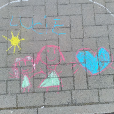 Bild vergr&ouml;&szlig;ern: Bilder Malkreideaktion Weltkindertag